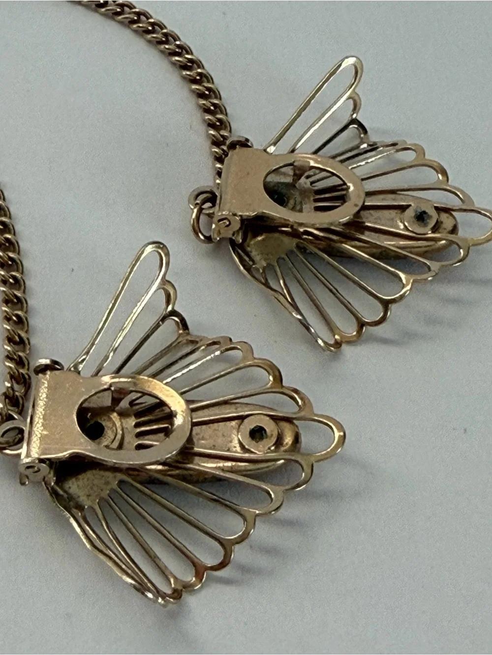 VTG 1960’s Gold Tone Sweater Chain Clip On with Gold Stone Inlay